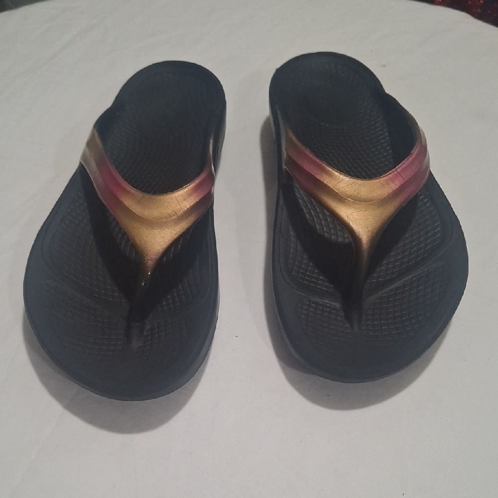 OOFOS Black and Gold Women's Sandals Size 8 - Picture 2 of 9